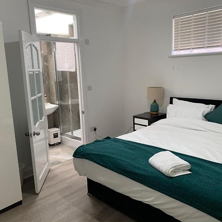 Beautiful All Room En-Suite 4 Bedrooms House , Free Parking, Wifi, Corporate, Contractors, Family Relocation, Contact Us For Long Term Rate Ilford Eksteriør billede