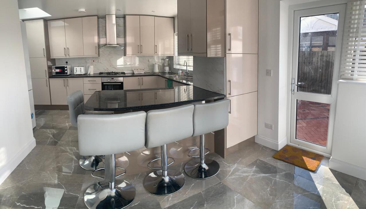 Beautiful All Room En-Suite 4 Bedrooms House , Free Parking, Wifi, Corporate, Contractors, Family Relocation, Contact Us For Long Term Rate Ilford Eksteriør billede