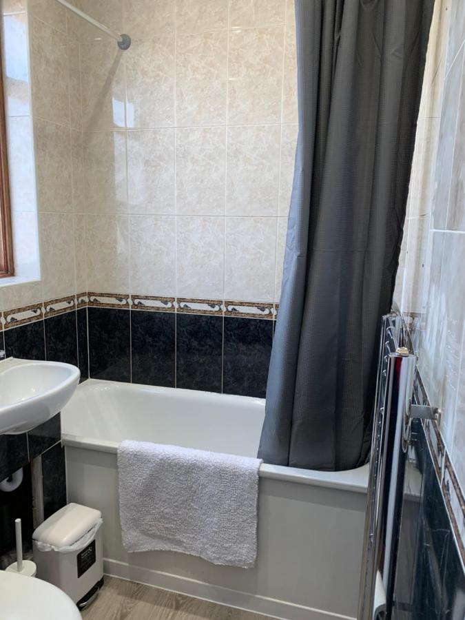 Beautiful All Room En-Suite 4 Bedrooms House , Free Parking, Wifi, Corporate, Contractors, Family Relocation, Contact Us For Long Term Rate Ilford Eksteriør billede