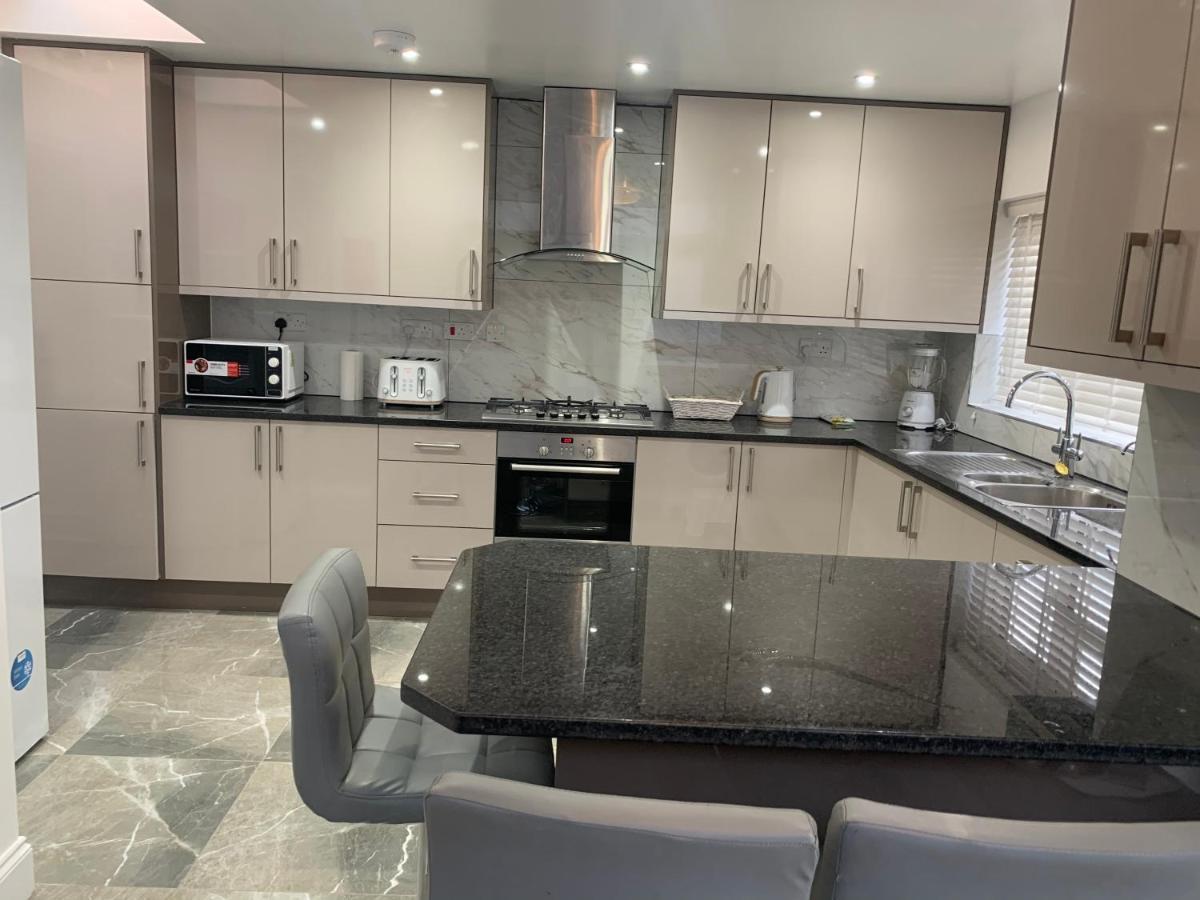 Beautiful All Room En-Suite 4 Bedrooms House , Free Parking, Wifi, Corporate, Contractors, Family Relocation, Contact Us For Long Term Rate Ilford Eksteriør billede